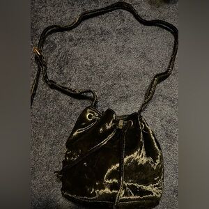 NWT Women’s Forever 21 velvet draw string purse. Black